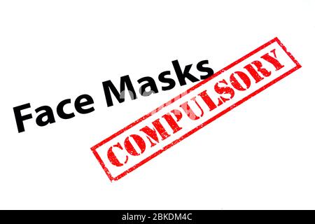 Maschere facciali con timbro rosso IN gomma OBBLIGATORIA. Foto Stock