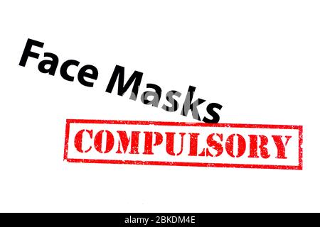 Maschere facciali con timbro rosso IN gomma OBBLIGATORIA. Foto Stock