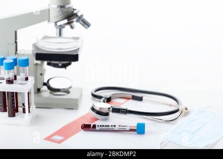 Una provetta di campione biologico contaminata da Coronavirus con etichetta Covid-19 negative. Laboratorio con provetta biologica per analisi con sangue e sa Foto Stock