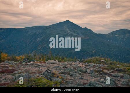 Belle foto di paesaggio durante la stagione autunnale dal Monte Washington nel New Hampshire, USA. Circa 6300 piedi di altezza. Famigerato irregolare Foto Stock