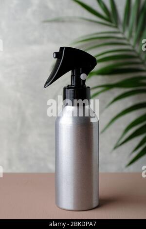 Flacone spray in alluminio con grilletto. Cosmetico biologico naturale per il concetto di parrucchiere. Foto Stock
