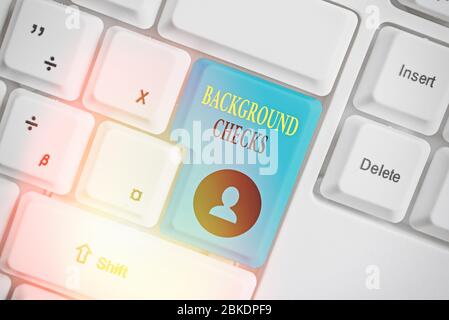 Scrittura concettuale a mano che mostra i controlli sullo sfondo. Concetto che significa cercare di compilare i casellari giudiziari per l'organizzazione Foto Stock