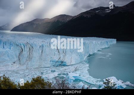 Paesaggio ghiacciato (Iceberg&Forest) di El Calafate, la città vicino al bordo del campo di ghiaccio Patagoniano meridionale nella provincia argentina di Santa Cruz kno Foto Stock