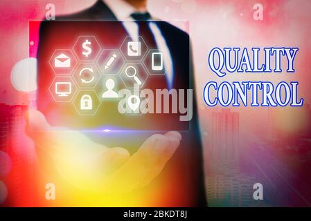 Segno di testo che mostra il controllo qualità. Testo della foto aziendale assicura che il prodotto o il servizio siano venduti a causa degli standard Foto Stock