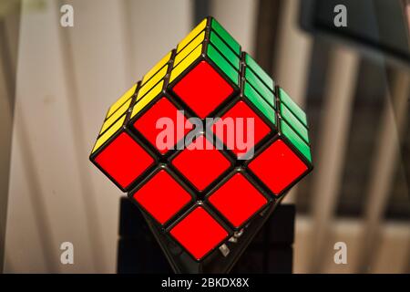 Immagine colorata di un cubo di Rubik risolto Foto Stock