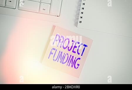 Testo di scrittura di parole finanziamento del progetto. Foto di affari che mostra pagare per l'avvio in ordine renderla più grande e riuscita carta da note vuota sul bianco Foto Stock