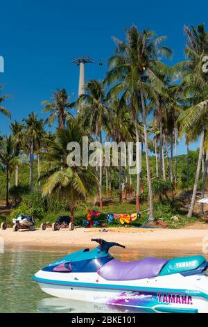 Phu Quoc Cabel Car con Jet-ski di fronte, isola di Phuquoc, Vietnam Foto Stock