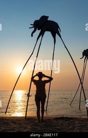 Silhouette di elefanti sulla spiaggia di Sunset Sanato, Phu Quoc Foto Stock