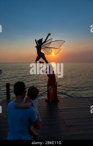 Turisti che scattano foto alla spiaggia di Sunset Sanato, Phu Quoc Foto Stock