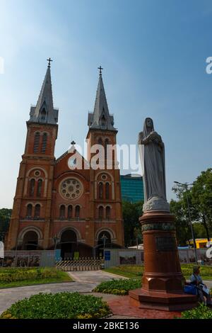 Cattedrale di Notre-Dame de Saigon e statua, ho Chi Minh Foto Stock