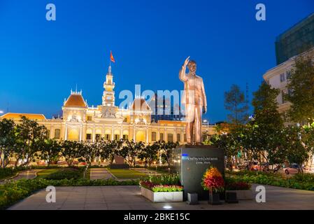 Statua di ho Chi Minh vicino al Municipio Foto Stock