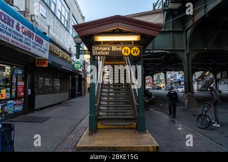 NEW YORK, NY - 03 MAGGIO 2020: Stazione della metropolitana Astoria Ditmars Blvd. In mezzo alla pandemia di coronavirus Foto Stock