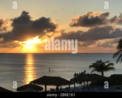 Pagaia al tramonto - Seven Mile Beach, Grand Cayman, Isole Cayman Foto Stock