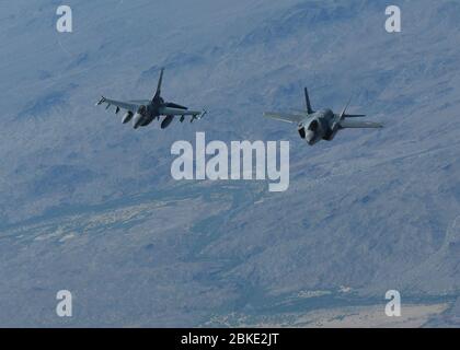 Un F-16 Fighting Falcon e F-35A Lightning II, assegnato a Luke Air Force base, volare durante l'Air Force saluta flyover 1 maggio 2020, sull'Arizona. I combattenti hanno partecipato a una formazione di 15 velivoli, tra cui F-35As e F-16s dalla 56th Fighter Wing e 944th FW, e un KC-135 dalla 161st Air Refueling Wing come un saluto della forza totale per ogni americano che serve in prima linea nella lotta contro la malattia di Coronavirus 2019. Air Force saluta i flyovers sono un modo per l'Air Force degli Stati Uniti di mostrare apprezzamento per le migliaia di eroi in prima linea che combattono contro COVID-19.(foto dell'Air Force degli Stati Uniti di S. Foto Stock