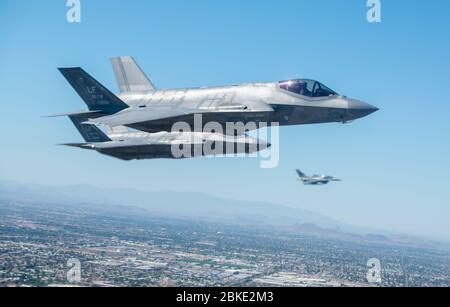 200501-F-CX918-0040 due F-35A Lightning IIS e un F-16 Fighting Falcon, assegnati a Luke Air Force base, volano durante il volo saluta Air Force 1 maggio 2020, sull'Arizona. I combattenti hanno partecipato a una formazione di 15 velivoli, tra cui F-35As e F-16s dalla 56th Fighter Wing e 944th FW, e un KC-135 dalla 161st Air Refueling Wing come un saluto della forza totale per ogni americano che serve in prima linea nella lotta contro la malattia di Coronavirus 2019. Air Force saluta i flyovers sono un modo per l'Air Force degli Stati Uniti di mostrare apprezzamento per le migliaia di eroi in prima linea che combattono contro COVID-19. Foto Stock