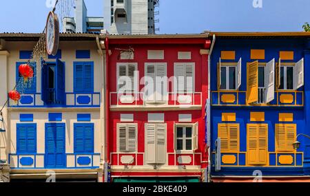 Singapore - Settembre 08 2019: Facciate di famose case coloniali colorate, decorate con lanterne Cinesi e luci fiabesche a Singapore Chinatown Foto Stock