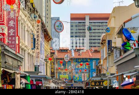 Singapore - Settembre 08 2019: Facciate di famose case coloniali colorate, decorate con lanterne Cinesi e luci fiabesche a Singapore Chinatown Foto Stock