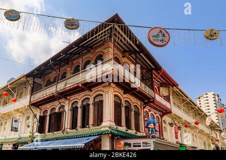 Singapore - Settembre 08 2019: Facciate di famose case coloniali colorate, decorate con lanterne Cinesi e luci fiabesche a Singapore Chinatown Foto Stock