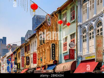 Singapore - Settembre 08 2019: Facciate di famose case coloniali colorate, decorate con lanterne Cinesi e luci fiabesche a Singapore Chinatown Foto Stock