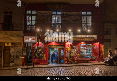 Negozio di alimentari di notte nella città vecchia di Valparaiso, Cile Foto Stock
