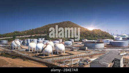 Vista aerea dell'industria della raffinazione, oleodotto di attrezzature per serbatoi di stoccaggio di petrolio e gas Foto Stock