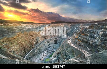 Vista della miniera d'oro a cielo aperto, industria mineraria Foto Stock