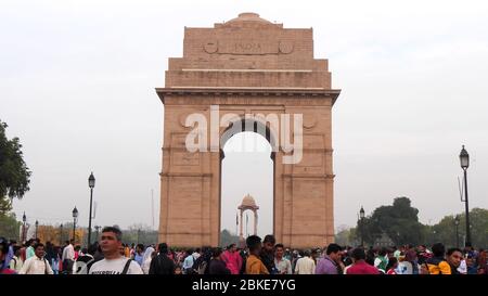 DELHI, INDIA - 13 MARZO 2019: Colpo pomeridiano della porta india con la folla di visitatori a Nuova delhi Foto Stock