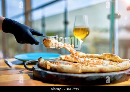 una fetta di pizza è aperta sulla terrazza Foto Stock