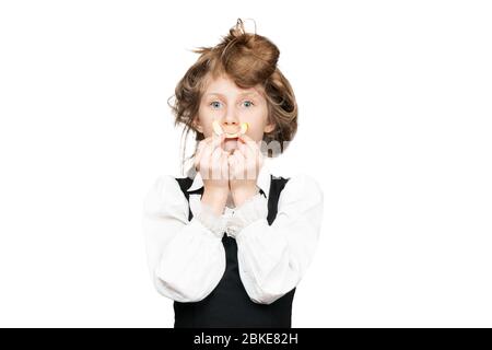 Divertente ragazza fa volti mettendo un nucleo di mela invece di un sorriso isolato su sfondo bianco Foto Stock