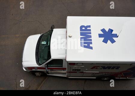 Un'ambulanza americana di risposta medica (AMR) che risponde all'emergenza è vista parcheggiata sulla strada di quartiere a Lake Oswego, Oregon. Foto Stock