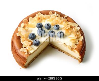 cheesecake appena sfornato isolato su sfondo bianco Foto Stock