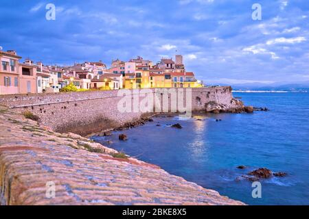 costa Azzurra. Città storica di Antibes lungomare e monumenti vista all'alba, famosa destinazione in Costa Azzurra, Francia Foto Stock