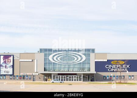 Ampio scatto di cinema Cineplex e parcheggio vuoto. Tutti i servizi e i luoghi di intrattenimento non essenziali sono chiusi a causa della pandemia di coronavirus. Foto Stock