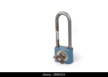 Vecchio lucchetto a grillo lungo su un bianco Foto Stock