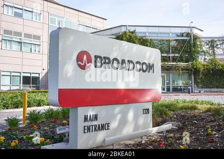 L'ingresso principale alla sede centrale della società tecnologica americana Broadcom Inc. A San Jose, California, visto giovedì 5 marzo 2020. Foto Stock