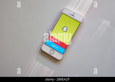 La pagina di accesso dell'app mobile Snapchat viene visualizzata su uno smartphone. Snapchat è un'applicazione di messaggistica multimediale utilizzata a livello globale, sviluppata da Snap Inc Foto Stock
