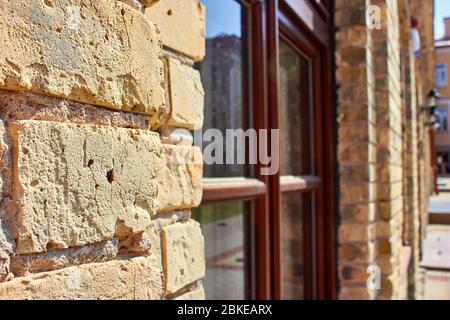 Nuove finestre in vecchia casa in mattoni ristrutturata Foto Stock