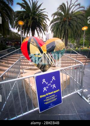 San Francisco, California / USA - 2 maggio 2020: Il cuore in Union Square a Lockdown durante San Francisco Shelter in Place Quarantine a causa di Coronavir Foto Stock