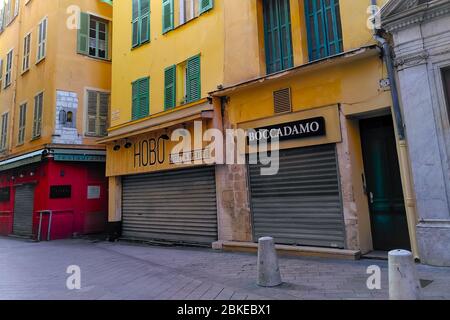 Negozi e ristoranti chiusi in antichi edifici colorati nel centro storico di Nizza, Costa Azzurra, Francia meridionale. Foto Stock