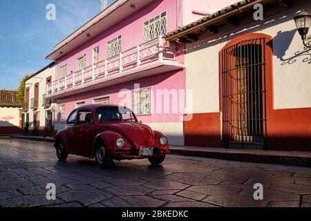 Volkswagen si trova nelle strade coloniali di San Cristobal de las Casas. Foto Stock
