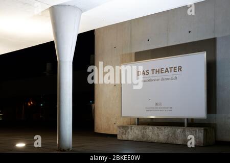 Darmstadt, Germania, 17 2020 aprile: Cartello all'ingresso del teatro Darmstadt, das Staatstheater, di notte Foto Stock