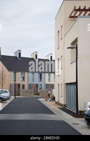 Terrazze del villaggio moderno abitazioni terrazzate Grand Designs Kevin McCloud Triangle Howse Garden, Swindon, Wiltshire SN21FP di Glenn Howells Luke Engleback Foto Stock