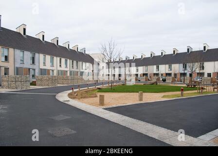 Terrazze del villaggio moderno abitazioni terrazzate Grand Designs Kevin McCloud Triangle Howse Garden, Swindon, Wiltshire SN21FP di Glenn Howells Luke Engleback Foto Stock