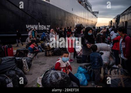 Athen, Grecia. 04 maggio 2020. I migranti che arrivano in nave dal campo di Moria sull'isola di Lesbo scavano a terra al porto del Pireo vicino ad Atene. Le autorità greche hanno trasferito circa 400 migranti, per lo più famiglie, sulla terraferma per alleviare la situazione nel sovraffollato campo di rifugiati di Moria sull'isola di Lesbos. Credit: Gdban/gdban/Alamy Live News Foto Stock