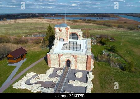 VELIKY NOVGOROD, RUSSIA - 25 APRILE 2020: Rovine conservate della Chiesa dell'Annunciazione Sunny April day (sparando dal quadrocopter) Foto Stock