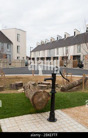 Terrazze del villaggio moderno abitazioni terrazzate Grand Designs Kevin McCloud Triangle Howse Garden, Swindon, Wiltshire SN21FP di Glenn Howells Luke Engleback Foto Stock