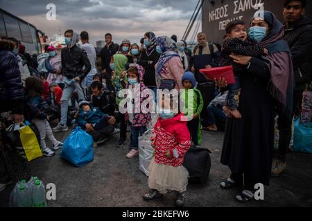 Athen, Grecia. 04 maggio 2020. I migranti provenienti dal campo di Moria, che sono arrivati in nave dall'isola di Lesbos, scavano a terra al porto del Pireo vicino ad Atene. Le autorità greche hanno trasferito circa 400 migranti, per lo più famiglie, sulla terraferma per alleviare la situazione nel sovraffollato campo profughi Moria sull'isola di Lesbos. Credit: Gdban/dpa/dpa/Alamy Live News Foto Stock