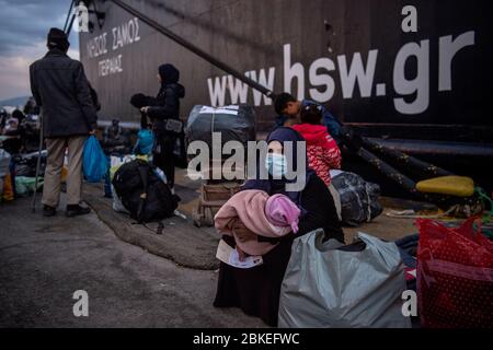 Athen, Grecia. 04 maggio 2020. I migranti provenienti dal campo di Moria, che sono arrivati in nave dall'isola di Lesbos, sono seduti nel porto del Pireo vicino ad Atene. Le autorità greche hanno trasferito circa 400 migranti, per lo più famiglie, sulla terraferma per alleviare la situazione nel sovraffollato campo profughi Moria sull'isola di Lesbos. Credit: Gdban/dpa/dpa/Alamy Live News Foto Stock