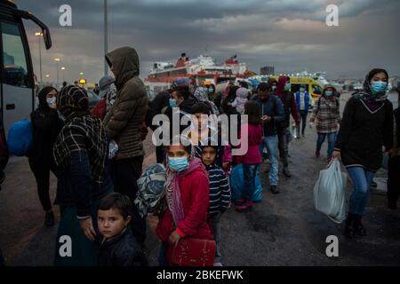 Athen, Grecia. 04 maggio 2020. I migranti provenienti dal campo di Moria, che sono arrivati in nave dall'isola di Lesbos, scavano a terra al porto del Pireo vicino ad Atene. Le autorità greche hanno trasferito circa 400 migranti, per lo più famiglie, sulla terraferma per alleviare la situazione nel sovraffollato campo profughi Moria sull'isola di Lesbos. Credit: Gdban/dpa/dpa/Alamy Live News Foto Stock