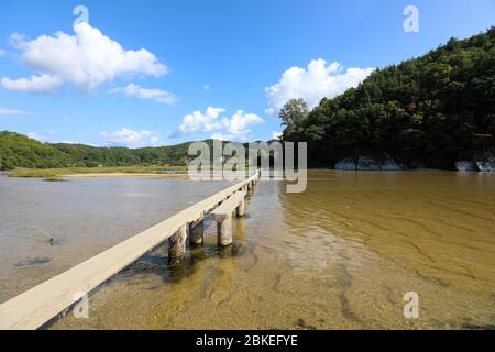 Ponte in legno sul fiume. Youngju, Corea del Sud. Foto Stock
